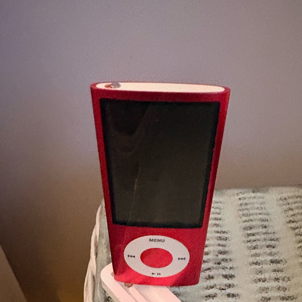 IPOD- APPLE’S ORIGINAL (GEN1) RED APPLE APPLE IPOD INCLUDES STAND & CHARGER 🔌 - Picture 2 of 4